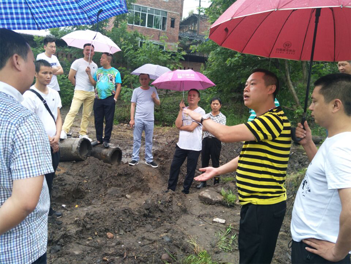 6月11日,浩均发展集团有限公司董事长宋俞江冒着大雨,在四川中际能源